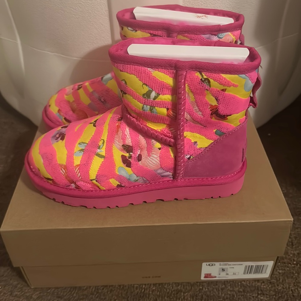 UGG WOMEN’S CLASSIC MINI TIGER FLOWER BOOTS: PINK/YELLOW: NIB: SZ 5